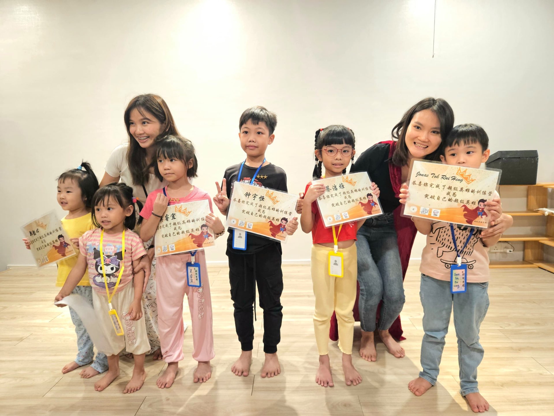孩子们手持自己完成课程的证书合影