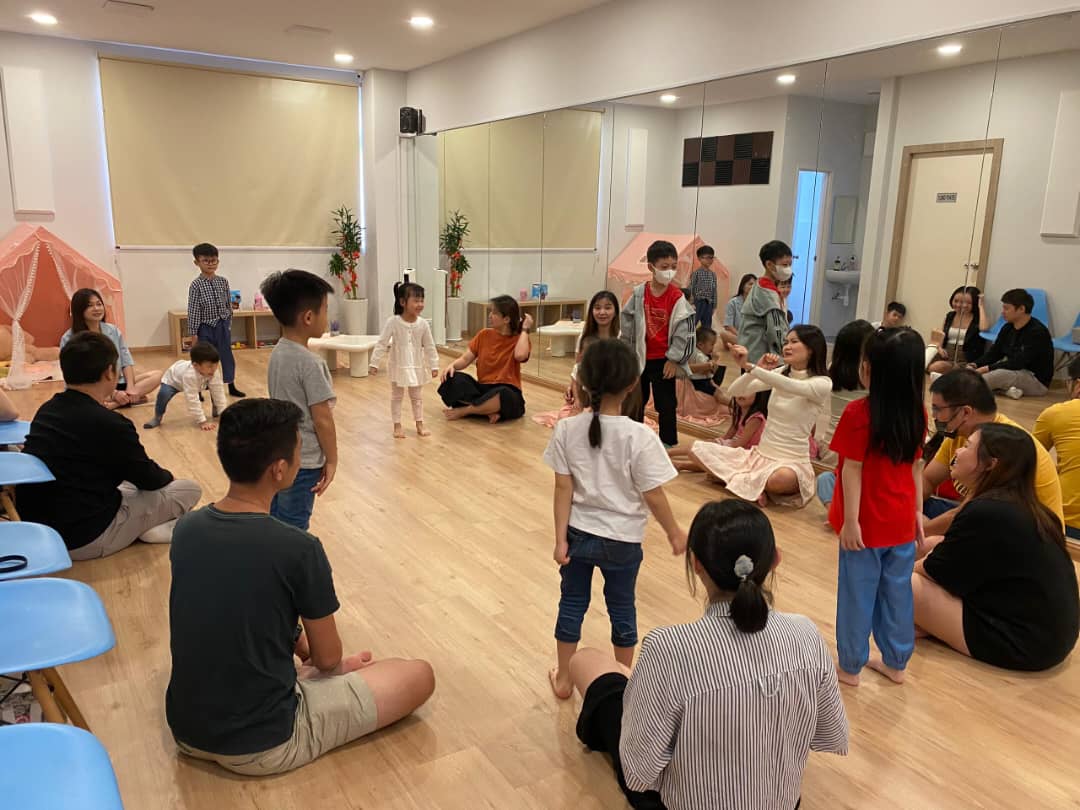 Element Education 课堂：孩子与老师围成一圈，一起进行戏剧式学习活动