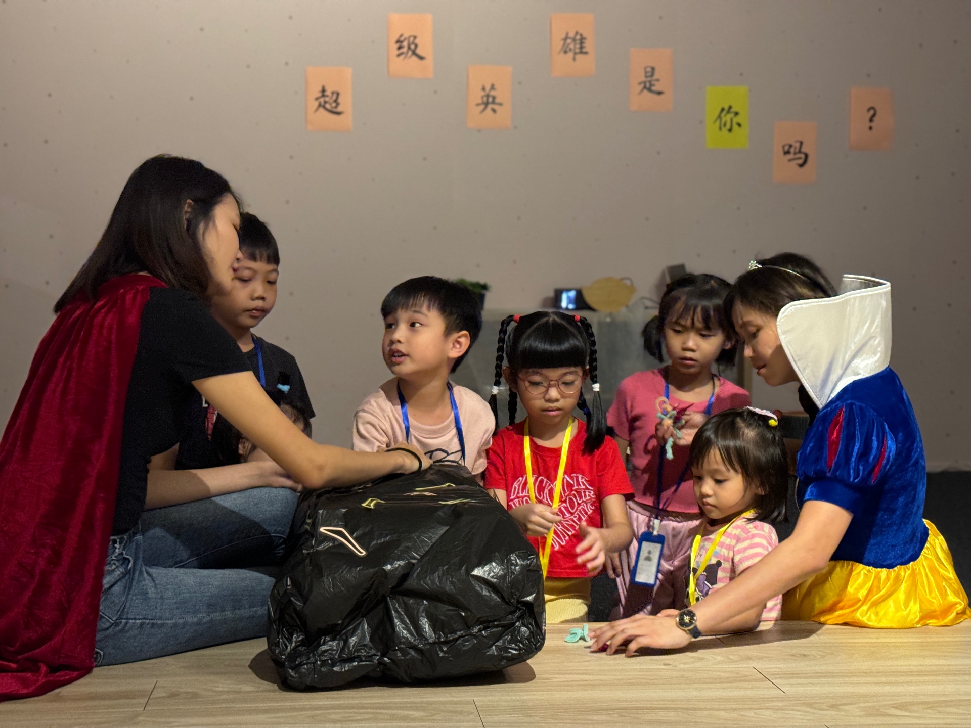 老师提出一个没有标准答案的问题，孩子们围坐讨论各自的想法