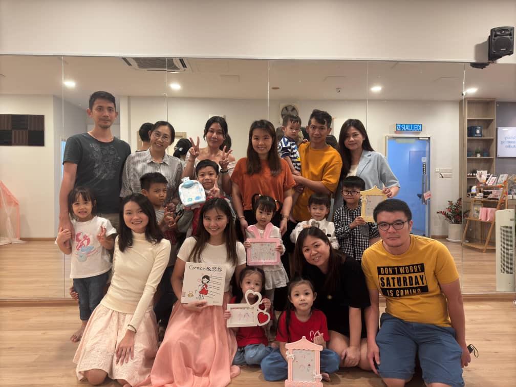 课程结束后，孩子、家长与导师在课室内合影
